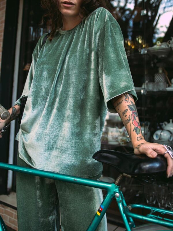 Camiseta Oversized Veludo Verde Oliva