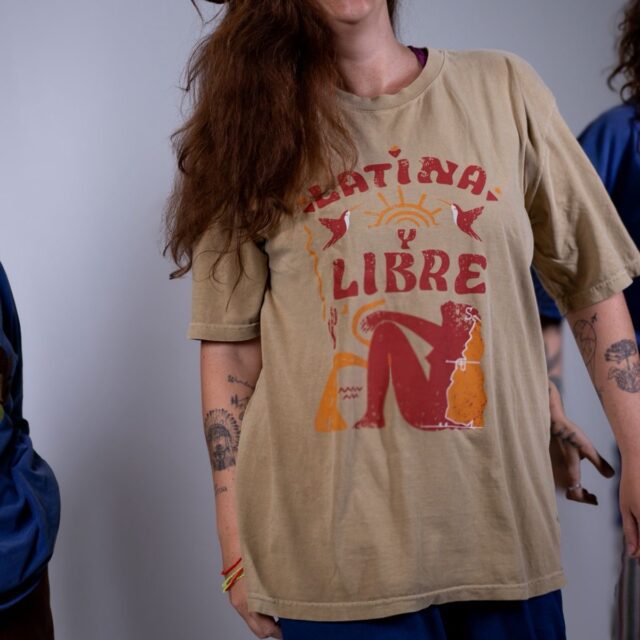 Camiseta Latina Libre Areia