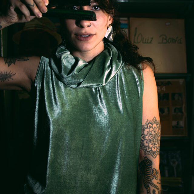 Regata Boho Veludo Verde Oliva - Imagem 3