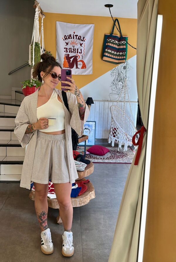 Shorts Listrado Marrom